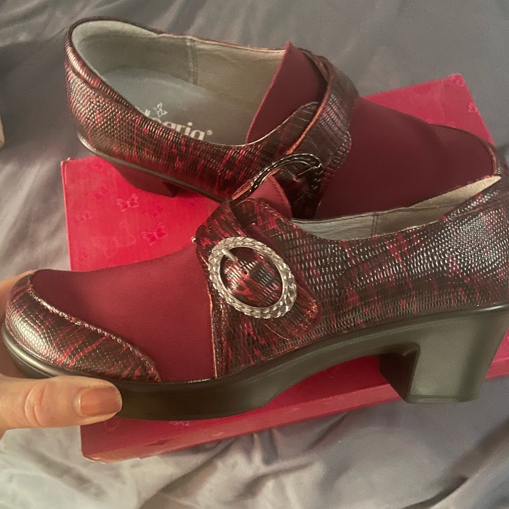 Business Comfort New Algeria Holli; Cranberry leather snakeskin shoes. Gorgeous!